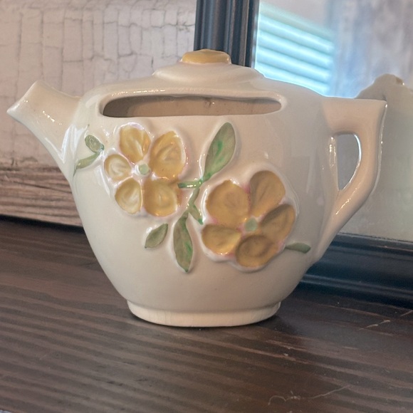 Vtg Diamond Pottery Corp. Teapot Wall Pocket-Planter. Floral Ivory/Yellow EUC - Picture 1 of 8